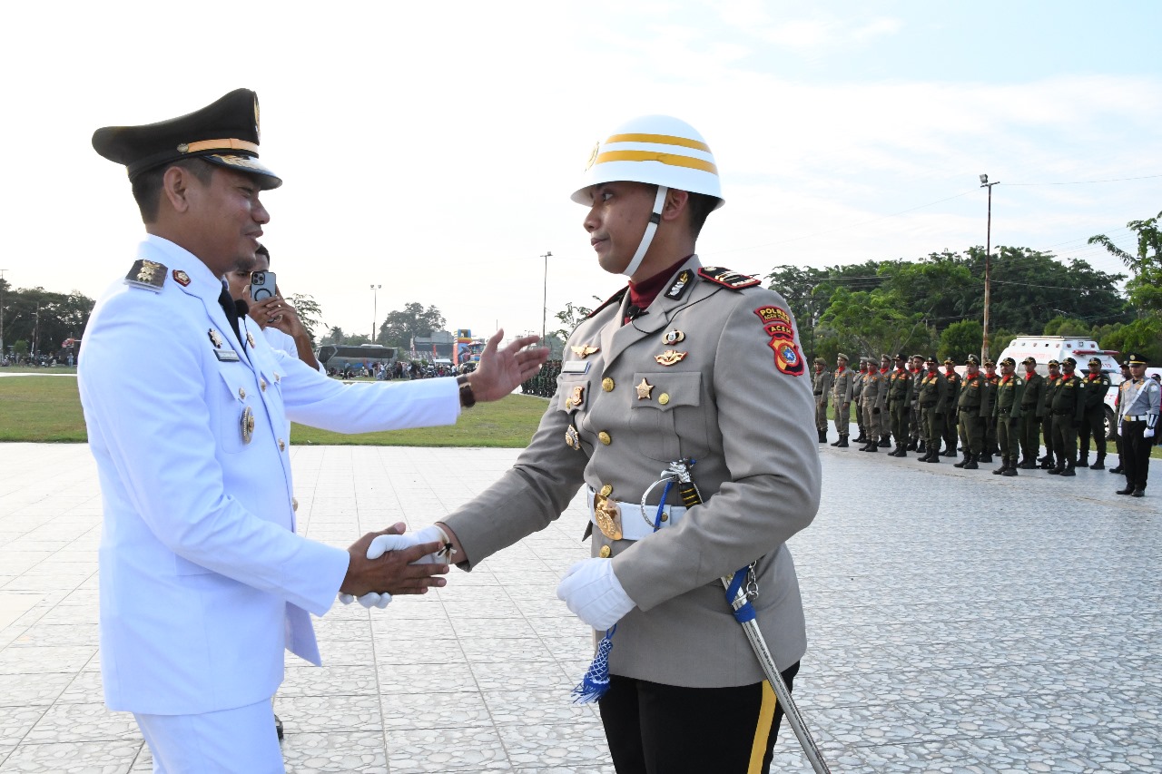 Momen Wakil Bupati Aceh Timur Saat Salami Komandan Upacara Usai Pimpin Penurunan Bendera HUT Ke 80 Kemerdekaan RI