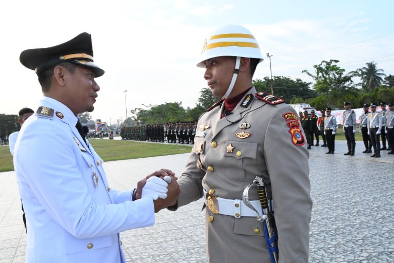 Momen Wakil Bupati Aceh Timur Saat Salami Komandan Upacara Usai Pimpin Penurunan Bendera HUT Ke 80 Kemerdekaan RI