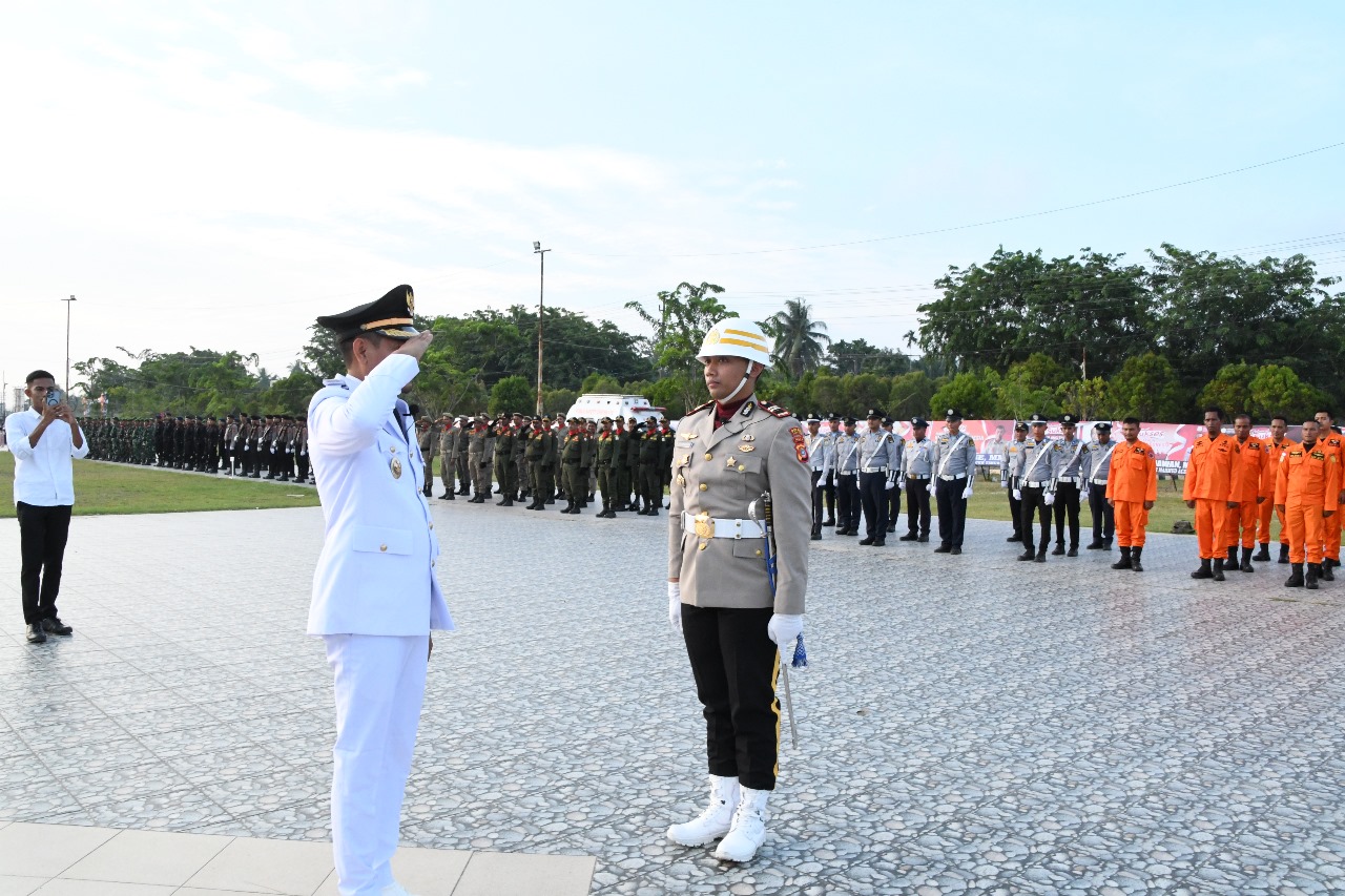 Momen Wakil Bupati Aceh Timur Saat Salami Komandan Upacara Usai Pimpin Penurunan Bendera HUT Ke 80 Kemerdekaan RI