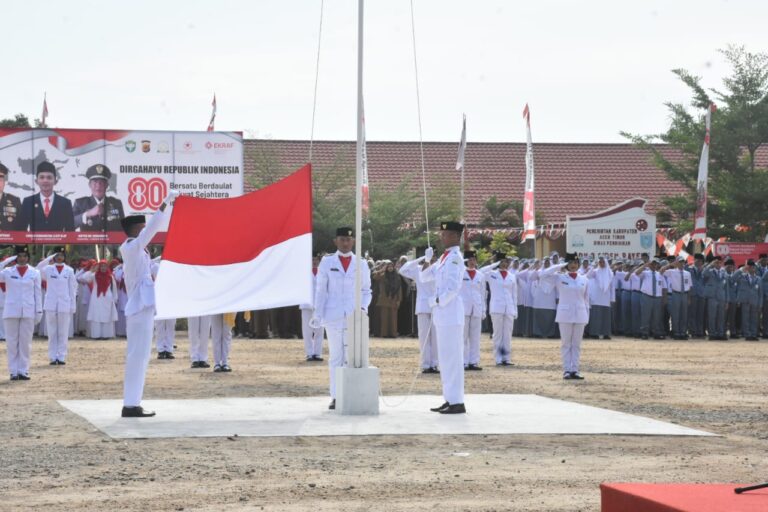 Plh Camat Birem Bayeun Furqan Febriansyah Yang Memimpin Upacara HUT RI ke-80 17 Agustus di Birem Bayeun
