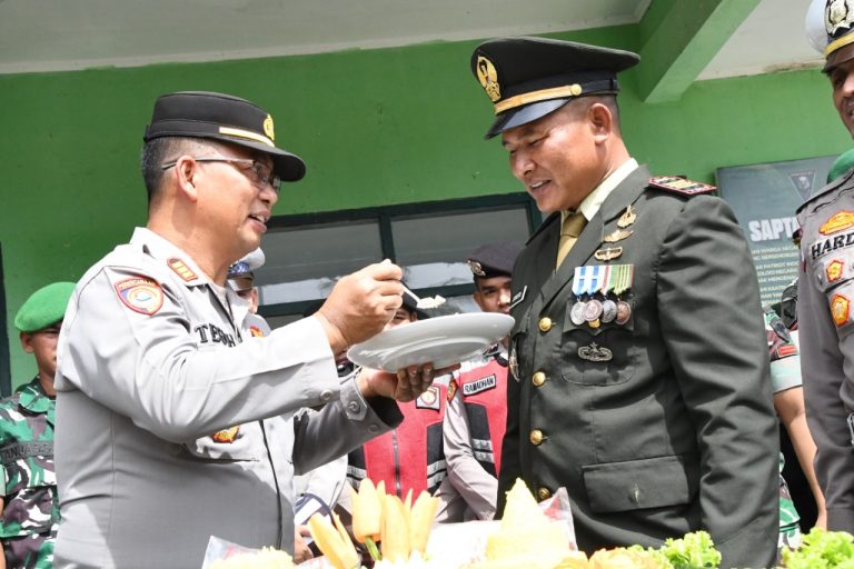 HUT Ke – 80 TNI Tahun 2025, Polres Aceh Timur Beri Kejutan Nasi Tumpeng di Yonif TP 853/BJB