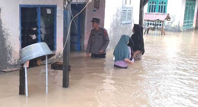 Aksi Heroik Kapolsek Idi Rayeuk, Pantau Kondisi Warga Terdampak Banjir