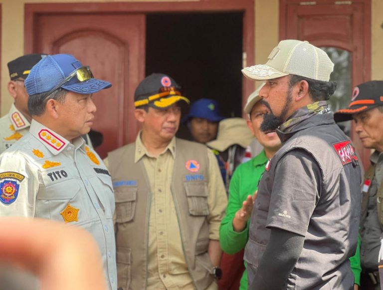 Menteri Dalam Negeri Tito Karnavian Turun Langsung Kelokasi Desa-Desa Yang Terdapak Parah Bencana Banjir Di Aceh Timur
