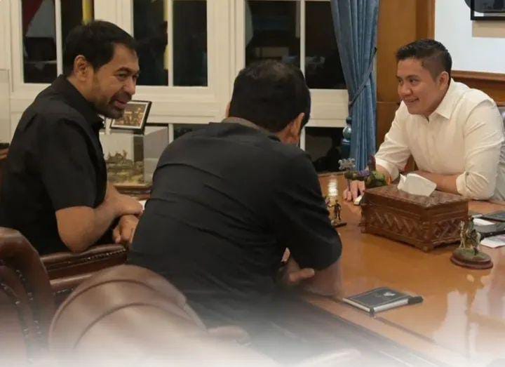 Provinsi Aceh-Sekretaris Kabinet (Seskab) Teddy Indra Wijaya menerima kunjungan Gubernur Aceh Muzakir Manaf atau Mualem. Keduanya membahas perkembangan pemulihan pascabencana di Aceh.