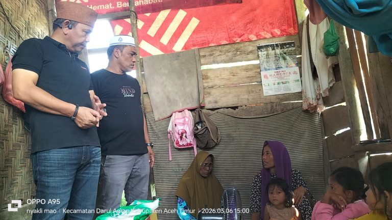 Tak Kuasa Menahan Air Mata, Kasat Intelkam Polres Aceh Timur Sumbangin Warga Miskin di Darul Aman