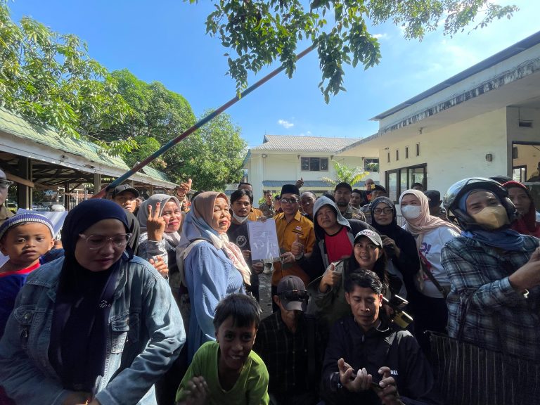 Aksi Mahasiswa dan PKL Es Kelapa Rotterdam di DPRD Makassar Minta RDP Soal Penggusuran
