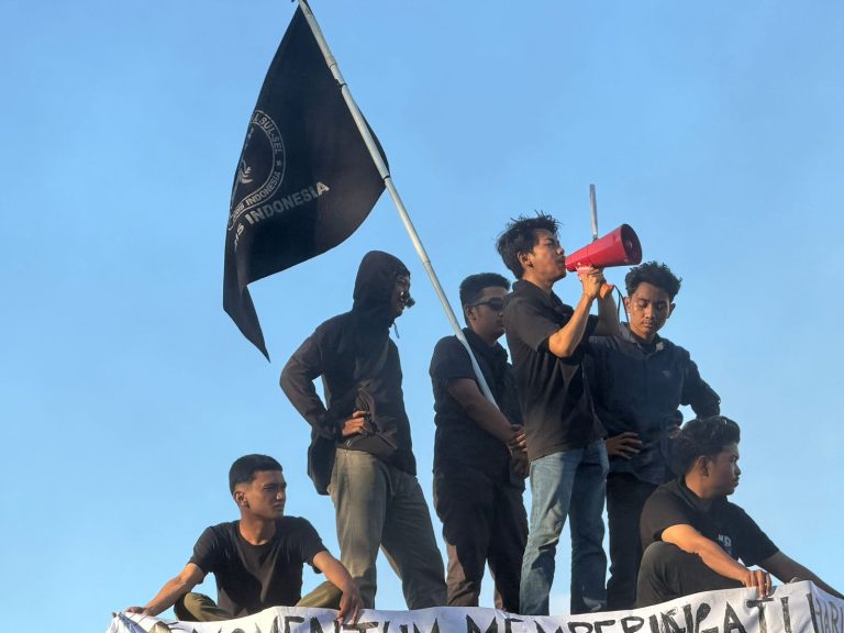 PEMADAMAN BERULANG, GARIS INDONESIA DESAK PLN BERTANGGUNG JAWAB