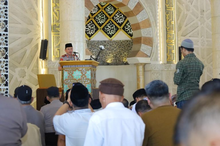Gelar Jumat Keliling di Mesjid Raya Makassar, Kapolda Sulsel Sampaikan Imbauan Kamtibmas dan Perkuat Silaturahmi